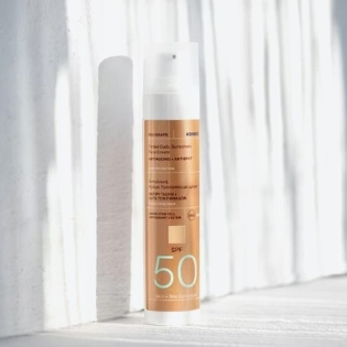 Korres Red Grape Tinted Sunscreen SPF50 koloryzujący krem UV do twarzy 50ml